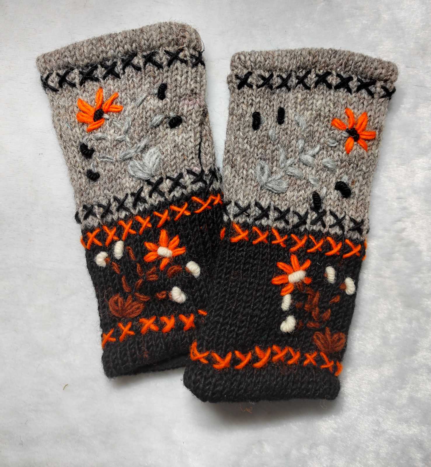 Multicolor Woolen Hand Knite Hand Warmer With Hand Work Gloves