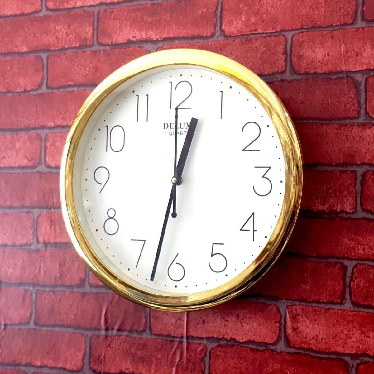 Deluxe Quartz Plastic Wall Clock