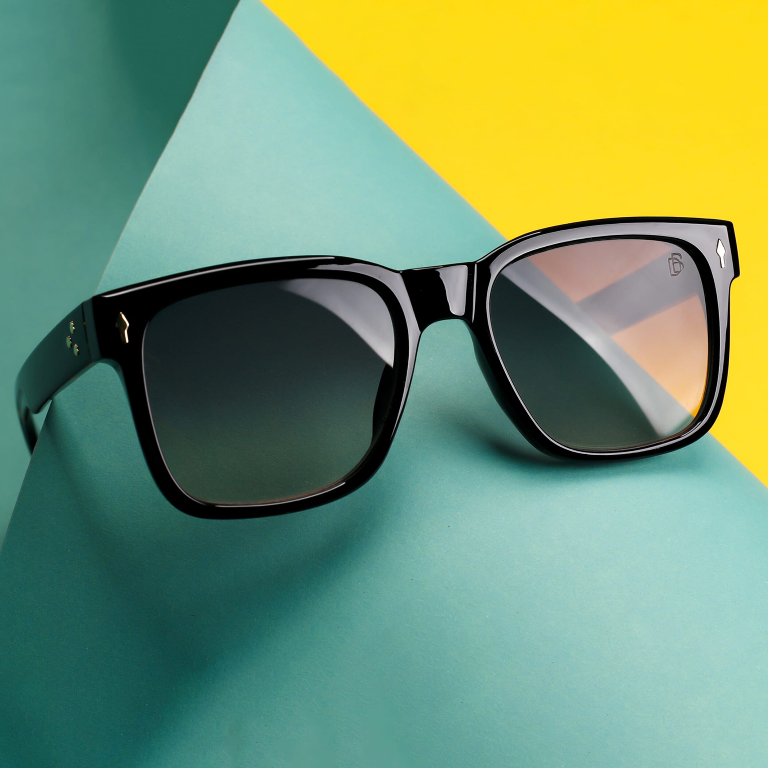 Lookscart Unisex Square SunglassesML6008 Shaded Black