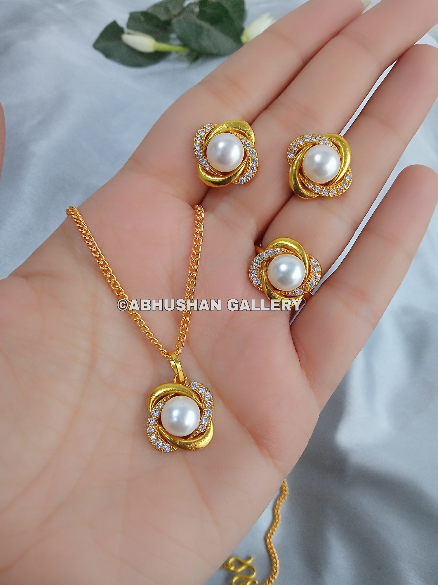 Women Pendants Online At Best Price 