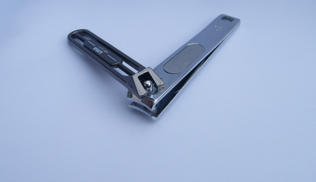 angled cuticle clippers