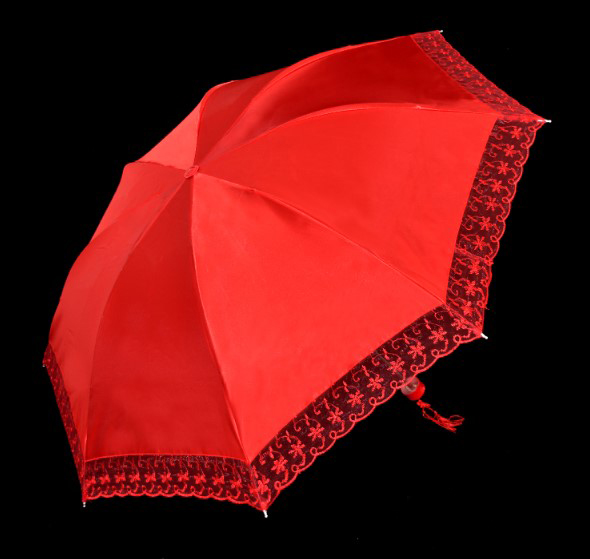 Wedding red umbrella | Beachweddingtips.com